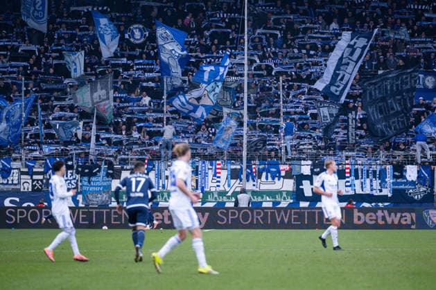 31 01 2026, Football, 2 Bundesliga, Season 2025 2026, Matchday 20, VfL Bochum FC Schalke 04, Fan scarves FC Schalke 04, xRHR FOTO YYx Copyright: KROEGER RHR-FOTOx RHR-FOTO YY