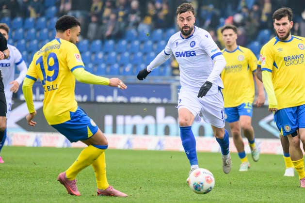 In the picture, from left Leon Bell Bell BTSV, 19 , Philipp Foerster Karlsruher SC , Action, duels, fighting for the ball, GER, Braunschweig, Eintracht Braunschweig vs Karlsruher SC, 2 Bundesliga, soccer, DFB, 2025 2026 season, Eintracht Stadion, match day, DFB DFL REGULATIONS PROHIBIT ANY USE OF PHOTOGRAPHS AS IMAGE SEQUENCES AND OR QUASI VIDEO, 31 01 2026, Copyright: HMBxMedia UwexKoch