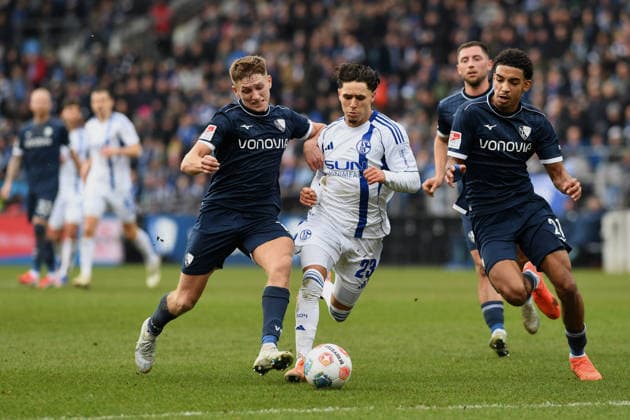 Callum Marshall VfL Bochum , Soufiane El Faouzi FC Schalke 04 and Francis Onyeka VfL Bochum in a duel during the 2 Bundesliga match between VfL Bochum and FC Schalke 04, Vonovia Ruhrstadion on January 31, 2026 in Bochum, Germany Photo by Ralf Treese DeFodi Images Callum Marshall VfL Bochum , Soufiane El Faouzi FC Schalke 04 and Francis Onyeka VfL Bochum battle for the ball during the 2 Bundesliga match between VfL Bochum and FC Schalke 04 at Vonovia Ruhrstadion on January 31, 2026 in Bochum, Germany Photo by Ralf Treese DeFodi Images Photo by Ralf Treese DeFodi Images
