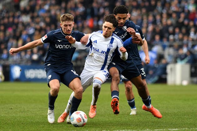 Callum Marshall VfL Bochum , Soufiane El Faouzi FC Schalke 04 and Francis Onyeka VfL Bochum in a duel during the 2 Bundesliga match between VfL Bochum and FC Schalke 04, Vonovia Ruhrstadion on January 31, 2026 in Bochum, Germany Photo by Ralf Treese DeFodi Images Callum Marshall VfL Bochum , Soufiane El Faouzi FC Schalke 04 and Francis Onyeka VfL Bochum battle for the ball during the 2 Bundesliga match between VfL Bochum and FC Schalke 04 at Vonovia Ruhrstadion on January 31, 2026 in Bochum, Germany Photo by Ralf Treese DeFodi Images Photo by Ralf Treese DeFodi Images