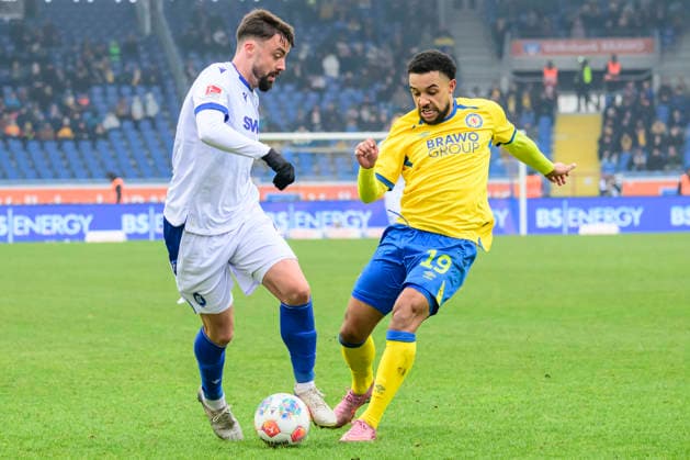 In the picture, from left Philipp Foerster Karlsruher SC , Leon Bell Bell BTSV, 19 , Action, duels, fighting for the ball, GER, Braunschweig, Eintracht Braunschweig vs Karlsruher SC, 2 Bundesliga, soccer, DFB, 2025 2026 season, Eintracht Stadion, match day, DFB DFL REGULATIONS PROHIBIT ANY USE OF PHOTOGRAPHS AS IMAGE SEQUENCES AND OR QUASI VIDEO, 31 01 2026, Copyright: HMBxMedia UwexKoch