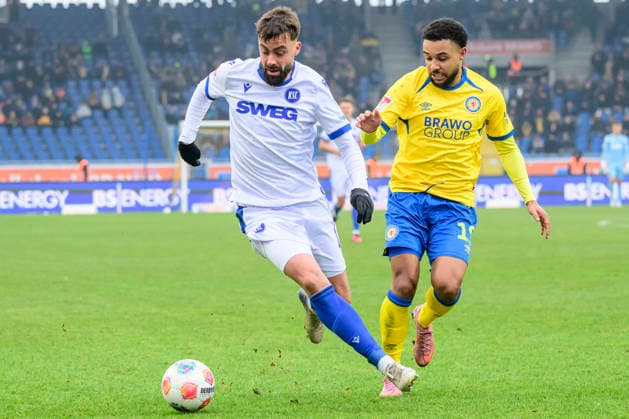 In the picture, from left Philipp Foerster Karlsruher SC , Leon Bell Bell BTSV, 19 , Action, duels, fighting for the ball, GER, Braunschweig, Eintracht Braunschweig vs Karlsruher SC, 2 Bundesliga, soccer, DFB, 2025 2026 season, Eintracht Stadion, match day, DFB DFL REGULATIONS PROHIBIT ANY USE OF PHOTOGRAPHS AS IMAGE SEQUENCES AND OR QUASI VIDEO, 31 01 2026, Copyright: HMBxMedia UwexKoch
