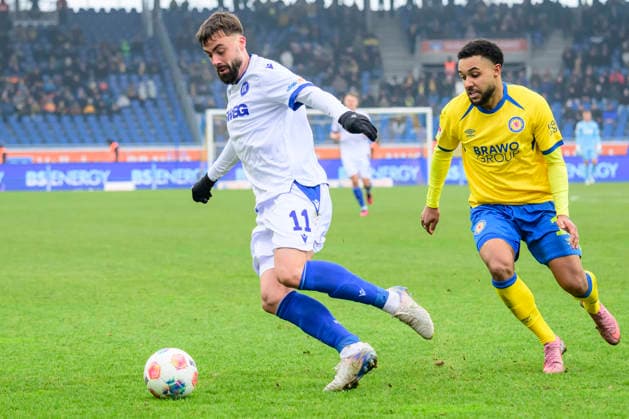 In the picture, from left Philipp Foerster Karlsruher SC , Leon Bell Bell BTSV, 19 , Action, duels, fighting for the ball, GER, Braunschweig, Eintracht Braunschweig vs Karlsruher SC, 2 Bundesliga, soccer, DFB, 2025 2026 season, Eintracht Stadion, match day, DFB DFL REGULATIONS PROHIBIT ANY USE OF PHOTOGRAPHS AS IMAGE SEQUENCES AND OR QUASI VIDEO, 31 01 2026, Copyright: HMBxMedia UwexKoch