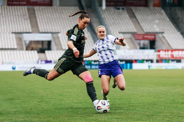 Google Pixel Womens Bundesliga SGS Essen 1 FC Union Berlin 31 01 2026 Anna Weiß 1 FC Union Berlin, 21 in duel with Paula Flach SGS Essen, 5 Google Pixel Womens Bundesliga SGS Essen 1 FC Union Berlin Essen, Stadion an der Hafenstraße 31 01 2025 DFB REGULATIONS PROHIBIT ANY USE OF PHOTOGRAPHS AS IMAGE SEQUENCES AND OR QUASI VIDEO Copyright: xBEAUTIFULxSPORTS Freisenx