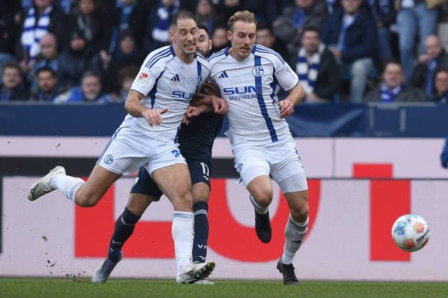 Soccer 2 Bundesliga 20 Matchday VfL Bochum FC Schalke 04 on 31 01 2026 at Vonovia Ruhrstadion in Bochum Nikola Katic Schalke , left Timo Becker Schalke , right Gerrit Holtmann Bochum , center DFL regulations prohibit any use of photographs as image sequences and or quasi video xRx