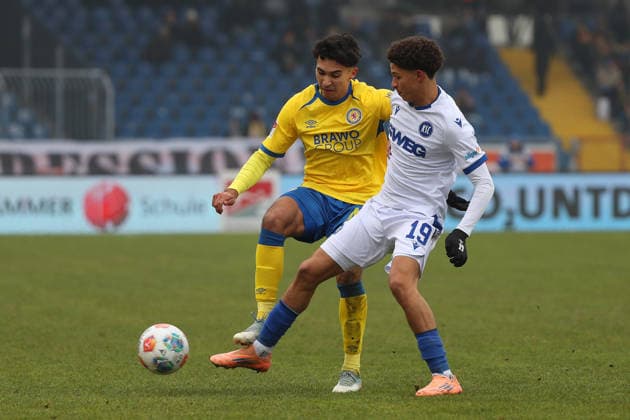 Braunschweig vs Karlsruhe, 2 BL Braunschweig, 31 01 2026, Football, Men, 2 BL, Season 2025 2026, Eintracht Braunschweig vs Karlsruher SC Johan Gomez Eintracht Braunschweig , Louey Ben Farhat KSC DFL DFB REGULATIONS PROHIBIT ANY USE OF PHOTOGRAPHS as IMAGE SEQUENCES and or QUASI VIDEO Stadion an der Hamburger Straße Niedersachsen Germany