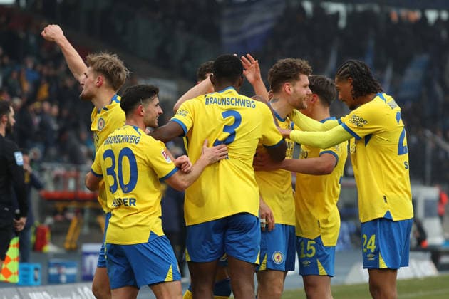 Braunschweig vs Karlsruhe, 2 BL Braunschweig, 31 01 2026, Soccer, Men, 2 BL, Season 2025 2026, Eintracht Braunschweig vs Karlsruher SC Kevin Ehlers Eintracht Braunschweig cheers with teammates after his goal for 1 0 DFL DFB REGULATIONS PROHIBIT ANY USE OF PHOTOGRAPHS as IMAGE SEQUENCES and or QUASI VIDEO Stadion an der Hamburger Straße Niedersachsen Germany