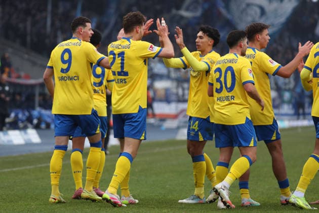 Braunschweig vs Karlsruhe, 2 BL Braunschweig, 31 01 2026, Soccer, Men, 2 BL, Season 2025 2026, Eintracht Braunschweig vs Karlsruher SC Kevin Ehlers Eintracht Braunschweig cheers with teammates after his goal for 1 0 DFL DFB REGULATIONS PROHIBIT ANY USE OF PHOTOGRAPHS as IMAGE SEQUENCES and or QUASI VIDEO Stadion an der Hamburger Straße Niedersachsen Germany