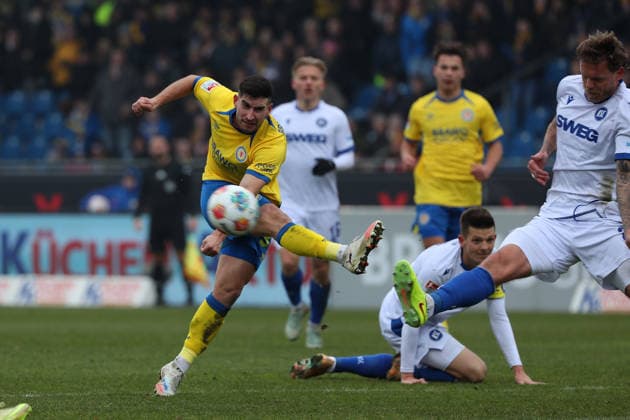 Braunschweig vs Karlsruhe, 2 BL Braunschweig, 31 01 2026, Football, Men, 2 BL, Season 2025 2026, Eintracht Braunschweig vs Karlsruher SC Robin Heußer Eintracht Braunschweig , Marcel Franke KSC DFL DFB REGULATIONS PROHIBIT ANY USE OF PHOTOGRAPHS as IMAGE SEQUENCES and or QUASI VIDEO Stadion an der Hamburger Straße Niedersachsen Germany