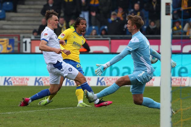 Braunschweig vs Karlsruhe, 2 BL Braunschweig, 31 01 2026, Football, Men, 2 BL, Season 2025 2026, Eintracht Braunschweig vs Karlsruher SC Paul Scholl KSC , Sidi SanÃ Eintracht Braunschweig , Goalkeeper Hans Christian Bernat KSC DFL DFB REGULATIONS PROHIBIT ANY USE OF PHOTOGRAPHS as IMAGE SEQUENCES and or QUASI VIDEO Stadion an der Hamburger Straße Niedersachsen Germany
