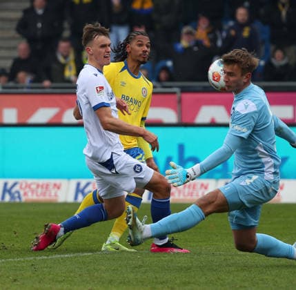 Braunschweig vs Karlsruhe, 2 BL Braunschweig, 31 01 2026, Football, Men, 2 BL, Season 2025 2026, Eintracht Braunschweig vs Karlsruher SC Paul Scholl KSC , Sidi SanÃ Eintracht Braunschweig , Goalkeeper Hans Christian Bernat KSC DFL DFB REGULATIONS PROHIBIT ANY USE OF PHOTOGRAPHS as IMAGE SEQUENCES and or QUASI VIDEO Stadion an der Hamburger Straße Niedersachsen Germany