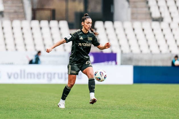 Google Pixel Womens Bundesliga SGS Essen 1 FC Union Berlin 31 01 2026 Amber Tysiak 1 FC Union Berlin, 26 on the ball Google Pixel Womens Bundesliga SGS Essen 1 FC Union Berlin Essen, Stadion an der Hafenstraße 31 01 2025 DFB REGULATIONS PROHIBIT ANY USE OF PHOTOGRAPHS AS IMAGE SEQUENCES AND OR QUASI VIDEO Copyright: xBEAUTIFULxSPORTS Freisenx