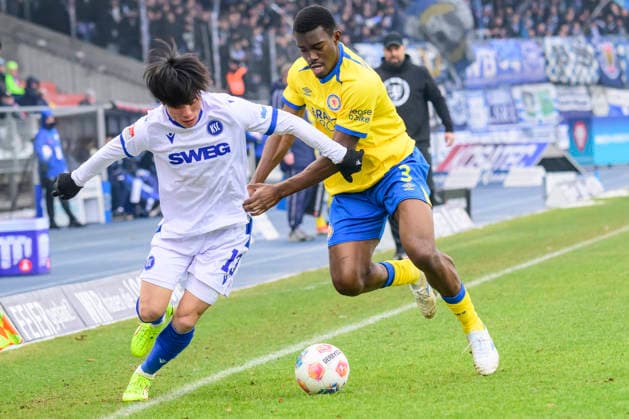 In the picture, from left Shio Fukuda Karlsruher SC , Patrick Nkoa BTSV, 03 , Action, duels, fighting for the ball, GER, Braunschweig, Eintracht Braunschweig vs Karlsruher SC, 2 Bundesliga, soccer, DFB, 2025 2026 season, Eintracht Stadion, match day, DFB DFL REGULATIONS PROHIBIT ANY USE OF PHOTOGRAPHS AS IMAGE SEQUENCES AND OR QUASI VIDEO, 31 01 2026, Copyright: HMBxMedia UwexKoch