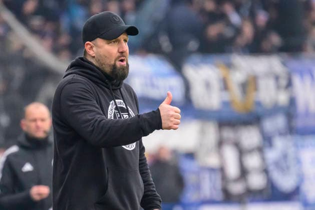 In the picture, from left Heiner Backhaus BTSV, Trainer , sign GER, Braunschweig, Eintracht Braunschweig vs Karlsruher SC, 2 Bundesliga, soccer, DFB, 2025 2026 season, Eintracht Stadion, match day, DFB DFL REGULATIONS PROHIBIT ANY USE OF PHOTOGRAPHS AS IMAGE SEQUENCES AND OR QUASI VIDEO, 31 01 2026, Copyright: HMBxMedia UwexKoch