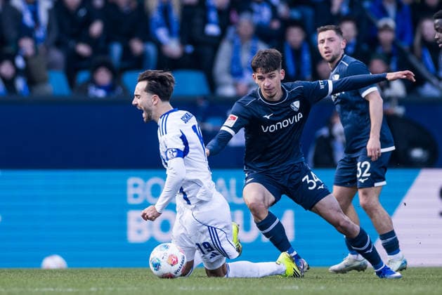 2 Soccer Bundesliga, VfL Bochum FC Schalke 04 31 01 2026 duel Kenan Karaman Schalke 04, 19 , Cajetan Lenz VfL Bochum, 34 2 Soccer Bundesliga, VfL Bochum FC Schalke 04, Bochum, VONONVIA Ruhrstadion, 31 01 2026 DFL REGULATIONS PROHIBIT ANY USE OF PHOTOGRAPHS AS IMAGE SEQUENCES AND OR QUASI VIDEO Copyright: xBEAUTIFULxSPORTS Wunderlx