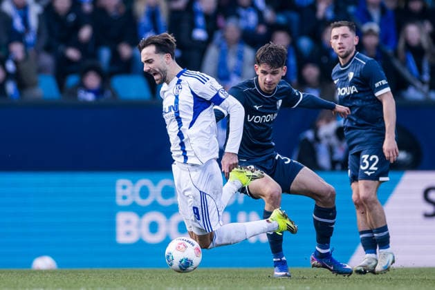 2 Soccer Bundesliga, VfL Bochum FC Schalke 04 31 01 2026 duel Kenan Karaman Schalke 04, 19 , Cajetan Lenz VfL Bochum, 34 2 Soccer Bundesliga, VfL Bochum FC Schalke 04, Bochum, VONONVIA Ruhrstadion, 31 01 2026 DFL REGULATIONS PROHIBIT ANY USE OF PHOTOGRAPHS AS IMAGE SEQUENCES AND OR QUASI VIDEO Copyright: xBEAUTIFULxSPORTS Wunderlx
