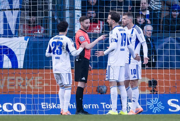 2 Soccer Bundesliga, VfL Bochum FC Schalke 04 31 01 2026 Referee Michael Bacher explains to Kenan Karaman Schalke 04, 19 why the goal was disallowed 2 Soccer Bundesliga, VfL Bochum FC Schalke 04, Bochum, VONONVIA Ruhrstadion, 31 01 2026 DFL REGULATIONS PROHIBIT ANY USE OF PHOTOGRAPHS AS IMAGE SEQUENCES AND OR QUASI VIDEO Copyright: xBEAUTIFULxSPORTS Wunderlx