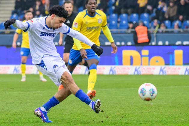 In the picture, from left Eymen Laghrissi KSC, GER, Braunschweig, Eintracht Braunschweig vs Karlsruher SC, 2 Bundesliga, soccer, DFB, 2025 2026 season, Eintracht Stadion, match day, DFB DFL REGULATIONS PROHIBIT ANY USE OF PHOTOGRAPHS AS IMAGE SEQUENCES AND OR QUASI VIDEO, 31 01 2026, Copyright: HMBxMedia UwexKoch