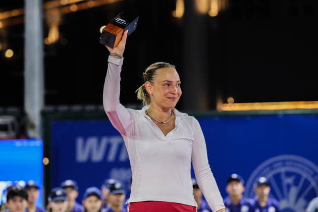 (260131) -- MANILA, Jan. 31, 2026 -- Donna Vekic of Croatia raises her runner-up trophy during the awarding ceremony for the women s singles at the WTA, Tennis Damen Philippine Women s Open in Manila, the Philippines, Jan. 31, 2026. ) (SP)PHILIPPINES-MANILA-TENNIS-WTA PHILIPPINE WOMEN S OPEN ROUELLExUMALI 
