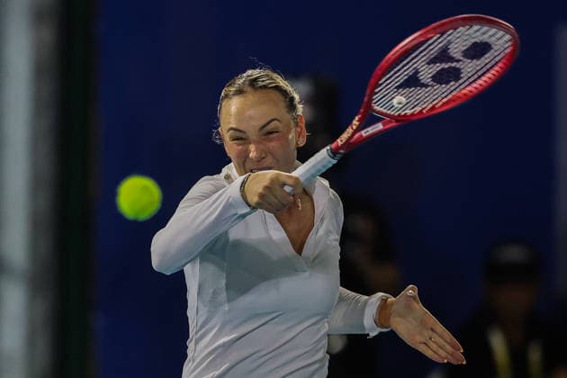 (260131) -- MANILA, Jan. 31, 2026 -- Donna Vekic of Croatia hits a return during the women s singles final match between Camila Osorio of Colombia and Donna Vekic of Croatia at the WTA, Tennis Damen Philippine Women s Open in Manila, the Philippines, Jan. 31, 2026. ) (SP)PHILIPPINES-MANILA-TENNIS-WTA PHILIPPINE WOMEN S OPEN ROUELLExUMALI 
