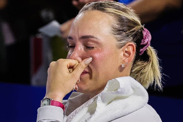 (260131) -- MANILA, Jan. 31, 2026 -- Donna Vekic of Croatia cries during the awarding ceremony for the women s singles at the WTA, Tennis Damen Philippine Women s Open in Manila, the Philippines, Jan. 31, 2026. ) (SP)PHILIPPINES-MANILA-TENNIS-WTA PHILIPPINE WOMEN S OPEN ROUELLExUMALI 