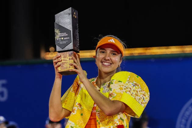 (260131) -- MANILA, Jan. 31, 2026 -- Camila Osorio of Colombia holds the champion s trophy during the awarding ceremony for the women s singles at the WTA, Tennis Damen Philippine Women s Open in Manila, the Philippines, Jan. 31, 2026. ) (SP)PHILIPPINES-MANILA-TENNIS-WTA PHILIPPINE WOMEN S OPEN ROUELLExUMALI 