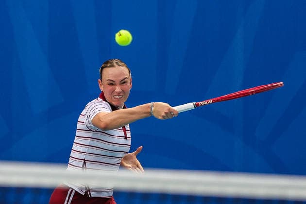 (260131) -- MANILA, Jan. 31, 2026 -- Donna Vekic of Croatia hits a return during the women s singles final match between Camila Osorio of Colombia and Donna Vekic of Croatia at the WTA, Tennis Damen Philippine Women s Open in Manila, the Philippines, Jan. 31, 2026. ) (SP)PHILIPPINES-MANILA-TENNIS-WTA PHILIPPINE WOMEN S OPEN ROUELLExUMALI 