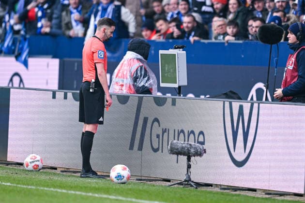 31 01 2026, Football, 2 Bundesliga, Season 2025 2026, Matchday 20, VfL Bochum FC Schalke 04, Video evidence of the referee watching the scene, xRHR PHOTO YYx Copyright: KROEGER RHR-FOTOx RHR-FOTO YY