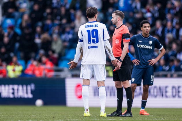 2 Soccer Bundesliga, VfL Bochum FC Schalke 04 31 01 2026 Referee Michael Bacher, a questioning Kenan Karaman Schalke 04, 19 beside 2 Soccer Bundesliga, VfL Bochum FC Schalke 04, Bochum, VONONVIA Ruhrstadion, 31 01 2026 DFL REGULATIONS PROHIBIT ANY USE OF PHOTOGRAPHS AS IMAGE SEQUENCES AND OR QUASI VIDEO Copyright: xBEAUTIFULxSPORTS Wunderlx