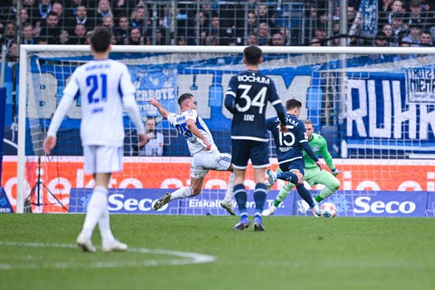 31 01 2026, Football, 2 Bundesliga, Season 2025 2026, Matchday 20, VfL Bochum FC Schalke 04, Nikola Katic FC Schalke 04 prevents Felix Passlacks shot on goal VfL Bochum 1848 xRHR PHOTO YYx Copyright: KROEGER RHR-FOTOx RHR-FOTO YY