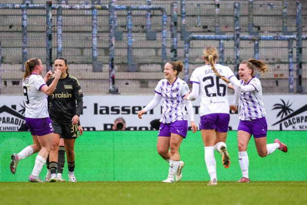260131 SGS ESSEN VS FC UNION BERLIN Essen players celebrating the goal of Paulina Platner (25) of SGS Essen (1-0) during a female soccer game between SGS Essen and FC Union Berlin on the 16 th matchday of the 2025-2026 season of the Google Pixel Frauen Bundesliga , on Saturday 31 January 2026 in Essen , Germany . PHOTO SPORTPIX Sevil Oktem Essen Stadion an der Hafenstraße Germany  Copyright: xSportpix.bex xSevilxOktemxSevilxOktemx