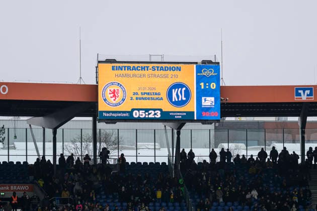 In the picture, from left result after 90 plus 5, 1 0 at the led score board, GER, Braunschweig, Eintracht Braunschweig vs Karlsruher SC, 2 Bundesliga, soccer, DFB, 2025 2026 season, Eintracht Stadion, match day, DFB DFL REGULATIONS PROHIBIT ANY USE OF PHOTOGRAPHS AS IMAGE SEQUENCES AND OR QUASI VIDEO, 31 01 2026, Copyright: HMBxMedia UwexKoch
