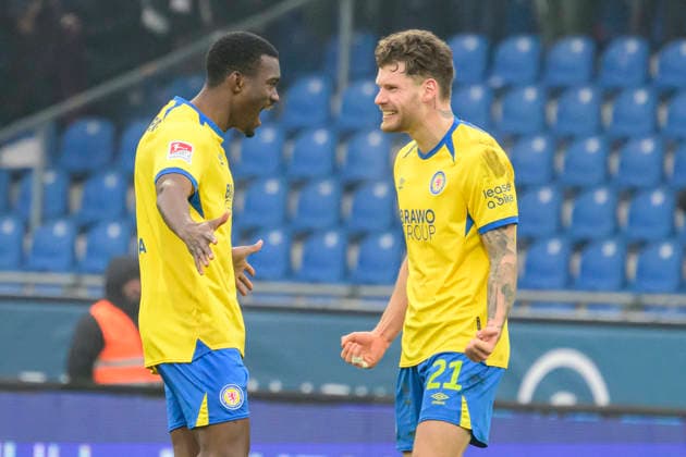 In the picture, from left Patrick Nkoa BTSV, 03 , Kevin Ehlers BTSV, 21 , get lucky with the result, win, victory, GER, Braunschweig, Eintracht Braunschweig vs Karlsruher SC, 2 Bundesliga, soccer, DFB, 2025 2026 season, Eintracht Stadion, match day, DFB DFL REGULATIONS PROHIBIT ANY USE OF PHOTOGRAPHS AS IMAGE SEQUENCES AND OR QUASI VIDEO, 31 01 2026, Copyright: HMBxMedia UwexKoch