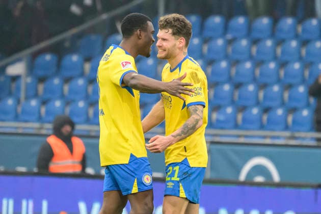 In the picture, from left Patrick Nkoa BTSV, 03 , Kevin Ehlers BTSV, 21 , get lucky with the result, win, victory, GER, Braunschweig, Eintracht Braunschweig vs Karlsruher SC, 2 Bundesliga, soccer, DFB, 2025 2026 season, Eintracht Stadion, match day, DFB DFL REGULATIONS PROHIBIT ANY USE OF PHOTOGRAPHS AS IMAGE SEQUENCES AND OR QUASI VIDEO, 31 01 2026, Copyright: HMBxMedia UwexKoch