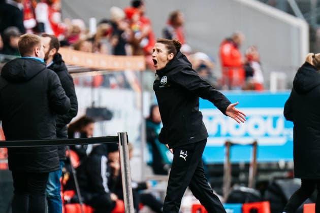 Google Pixel Womens Bundesliga SGS Essen 1 FC Union Berlin 31 01 2026 Heleen Jaques SGS Essen, coach cheers to 1 0 by Paulina Platner SGS Essen, 25 Google Pixel Womens Bundesliga SGS Essen 1 FC Union Berlin Essen, Stadion an der Hafenstraße 31 01 2025 DFB REGULATIONS PROHIBIT ANY USE OF PHOTOGRAPHS AS IMAGE SEQUENCES AND OR QUASI VIDEO Copyright: xBEAUTIFULxSPORTS Freisenx