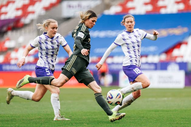 Google Pixel Womens Bundesliga SGS Essen 1 FC Union Berlin 31 01 2026 Paula Flach SGS Essen, 5 in duel with Eileen Campbell 1 FC Union Berlin, 10 Google Pixel Womens Bundesliga SGS Essen 1 FC Union Berlin Essen, Stadion an der Hafenstraße 31 01 2025 DFB REGULATIONS PROHIBIT ANY USE OF PHOTOGRAPHS AS IMAGE SEQUENCES AND OR QUASI VIDEO Copyright: xBEAUTIFULxSPORTS Freisenx