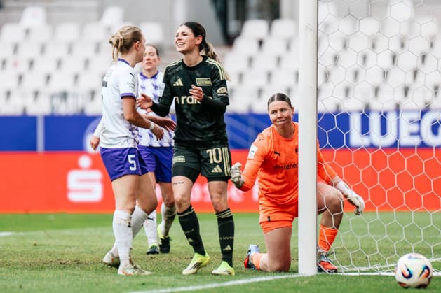 Google Pixel Frauen Bundesliga SGS Essen 1 FC Union Berlin 31 01 2026 Eileen Campbell 1 FC Union Berlin, 10 reacts Kim Sindermann SGS Essen, 1 cheers Google Pixel Frauen Bundesliga SGS Essen 1 FC Union Berlin Essen, Stadion an der Hafenstraße 31 01 2025 DFB REGULATIONS PROHIBIT ANY USE OF PHOTOGRAPHS AS IMAGE SEQUENCES AND OR QUASI VIDEO Copyright: xBEAUTIFULxSPORTS Freisenx