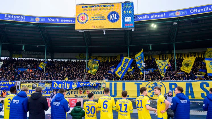 In the picture, from left The Braunschweig team celebrates its victory with the fans in the stands GER, Braunschweig, Eintracht Braunschweig vs Karlsruher SC, 2 Bundesliga, soccer, DFB, 2025 2026 season, Eintracht Stadion, match day, DFB DFL REGULATIONS PROHIBIT ANY USE OF PHOTOGRAPHS AS IMAGE SEQUENCES AND OR QUASI VIDEO, 31 01 2026, Copyright: HMBxMedia UwexKoch