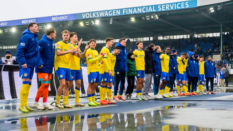 In the picture, from left The Braunschweig team celebrates its victory with the fans in the stands GER, Braunschweig, Eintracht Braunschweig vs Karlsruher SC, 2 Bundesliga, soccer, DFB, 2025 2026 season, Eintracht Stadion, match day, DFB DFL REGULATIONS PROHIBIT ANY USE OF PHOTOGRAPHS AS IMAGE SEQUENCES AND OR QUASI VIDEO, 31 01 2026, Copyright: HMBxMedia UwexKoch