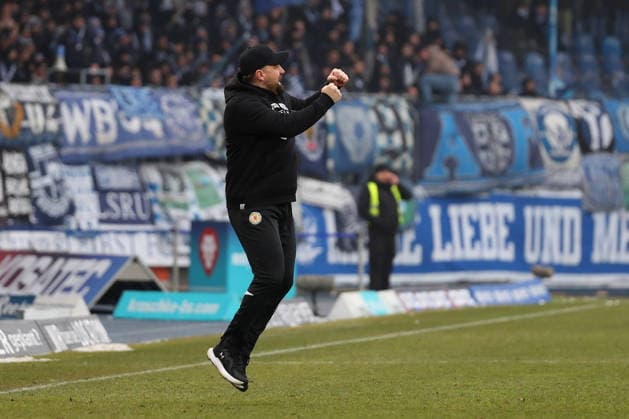 Braunschweig vs Karlsruhe, 2 BL Braunschweig, 31 01 2026, Football, Men, 2 BL, Season 2025 2026, Eintracht Braunschweig vs Karlsruher SC Final Cheer Head Coach Heiner Backhaus Eintracht Braunschweig DFL DFB REGULATIONS PROHIBIT ANY USE OF PHOTOGRAPHS as IMAGE SEQUENCES and or QUASI VIDEO Stadion an der Hamburger Straße Niedersachsen Germany