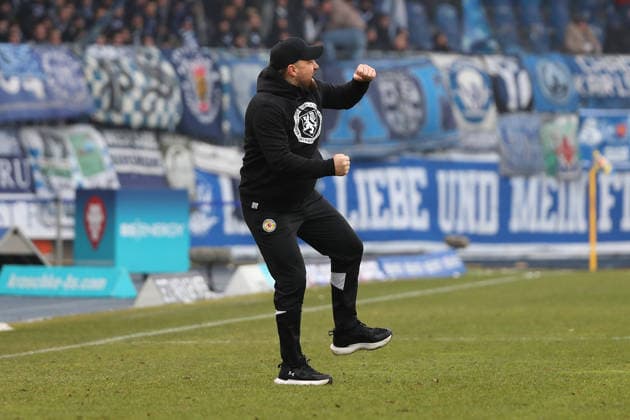 Braunschweig vs Karlsruhe, 2 BL Braunschweig, 31 01 2026, Football, Men, 2 BL, Season 2025 2026, Eintracht Braunschweig vs Karlsruher SC Final Cheer Head Coach Heiner Backhaus Eintracht Braunschweig DFL DFB REGULATIONS PROHIBIT ANY USE OF PHOTOGRAPHS as IMAGE SEQUENCES and or QUASI VIDEO Stadion an der Hamburger Straße Niedersachsen Germany