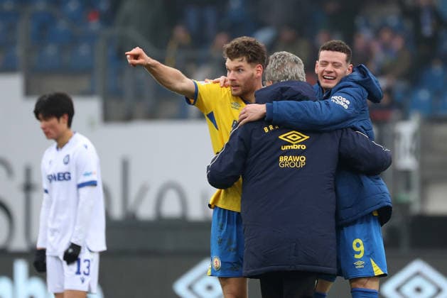 Braunschweig vs Karlsruhe, 2 BL Braunschweig, 31 01 2026, Football, Men, 2 BL, Season 2025 2026, Eintracht Braunschweig vs Karlsruher SC final cheer, Kevin Ehlers Eintracht Braunschweig , Erencan Yardimici Eintracht Braunschweig DFL DFB REGULATIONS PROHIBIT ANY USE OF PHOTOGRAPHS as IMAGE SEQUENCES and or QUASI VIDEO Stadion an der Hamburger Straße Niedersachsen Germany
