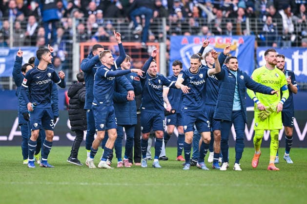 31 01 2026, Football, 2 Bundesliga, Season 2025 2026, Matchday 20, VfL Bochum FC Schalke 04, The VfL Bochum players celebrate the home win with the fans xRHR PHOTO YYx Copyright: KROEGER RHR-FOTOx RHR-FOTO YY
