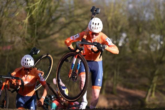Dutch Ceylin del Carmen Alvarado and Dutch Puck Pieterse pictured in action during the elite women race at the UCI Cyclocross World Championships, on Saturday 31 January 2026, in Hulst, The Netherlands. DAVIDxPINTENS  x160043200x