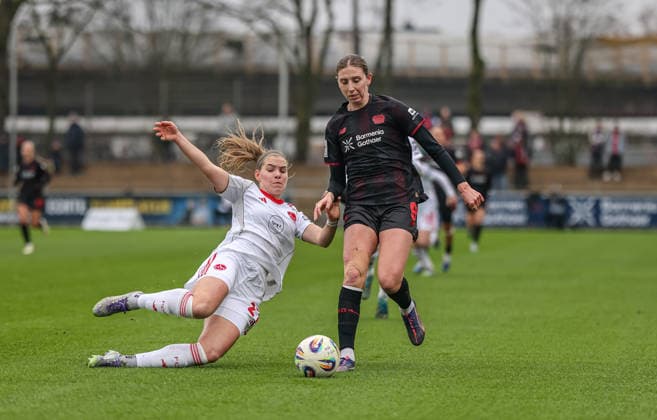 GER, Leverkusen, Bayer Leverkusen vs 1 FC Nürnberg, Google Pixel Womens Bundesliga, Football, DFB, Season 2025 2026, Ulrich Haberland Stadium, 16 Matchday in picture v l Beatrix FördÅs 1 FC Nürnberg Women 27 , Caroline Kehrer Bayer Leverkusen 9 , duel, straddle DFB DFL REGULATIONS PROHIBIT ANY USE OF PHOTOGRAPHS AS IMAGE SEQUENCES AND OR QUASI VIDEO, 31 01 2026 Copyright: HMBxMedia HendrikxHamelau