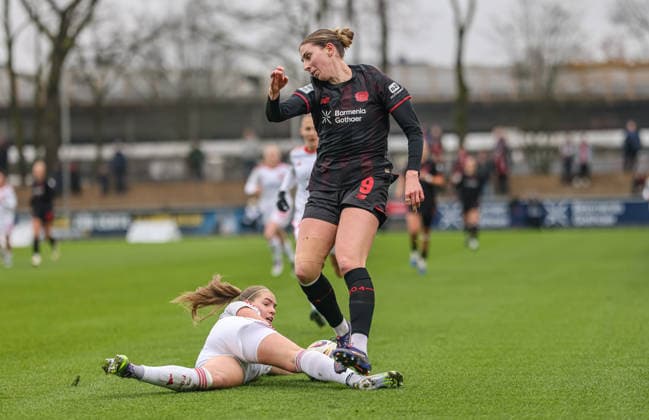 GER, Leverkusen, Bayer Leverkusen vs 1 FC Nürnberg, Google Pixel Womens Bundesliga, Football, DFB, Season 2025 2026, Ulrich Haberland Stadium, 16 Matchday in picture v l Beatrix FördÅs 1 FC Nürnberg Women 27 , Caroline Kehrer Bayer Leverkusen 9 , duel, straddle DFB DFL REGULATIONS PROHIBIT ANY USE OF PHOTOGRAPHS AS IMAGE SEQUENCES AND OR QUASI VIDEO, 31 01 2026 Copyright: HMBxMedia HendrikxHamelau