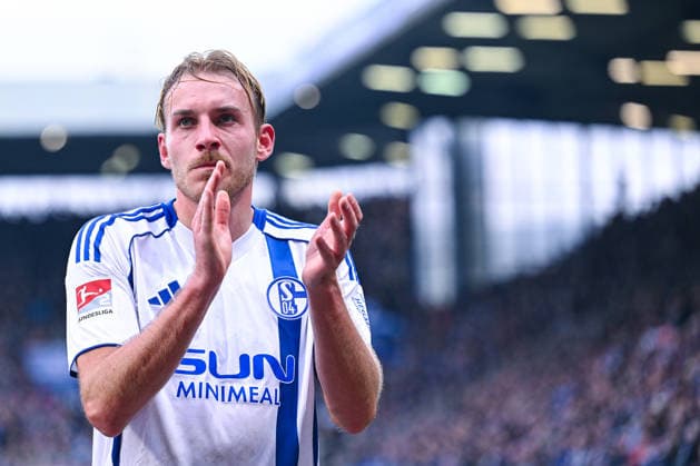 31 01 2026, Football, 2 Bundesliga, Season 2025 2026, Matchday 20, VfL Bochum FC Schalke 04, Timo Becker FC Schalke 04 thanks the fans for their support xRHR PHOTO YYx Copyright: KROEGER RHR-FOTOx RHR-FOTO YY