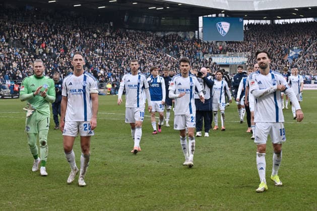 Schalkes players after the defeat, from left , Goalkeeper Loris Karius Schalke 04 , Nikola Katic FC Schalke 04 , Edin Dzeko FC Schalke 04 , Dejan Ljubicic FC Schalke 04 , Kenan Karaman FC Schalke 04 31 01 2026, Football 2 Bundesliga, Season 2025 2026, Matchday 20, VfL Bochum FC Schalke 04 DFL regulations prohibit any use of photographs as image sequences and or quasi video Bochum Vonovia Ruhrstadion Nordrhein Westfalen Germany Team2