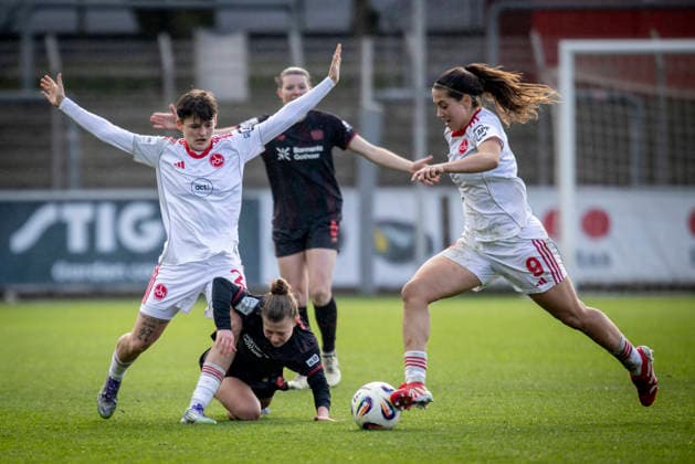 Womens Soccer Bundesliga Bayer 04 Leverkusen 1 FC Nürnberg, 31 01 2026 Aneta Palaskova 1 FC Nürnberg, 26 , Kristin Kögel Bayer 04 Leverkusen, 11 falling, Laura Miller 1 FC Nürnberg, 9 on the ball Bayer 04 Leverkusen 1 FC Nürnberg on matchday 16 of the Google Pixel Womens Bundesliga on 31 01 2026 at the Ulrich Haberland Stadium in Leverkusen North Rhine-Westphalia DFL REGULATIONS PROHIBIT ANY USE OF PHOTOGRAPHS AS IMAGE SEQUENCES AND OR QUASI VIDEO Copyright: xBEAUTIFULxSPORTS AxelxKohringx