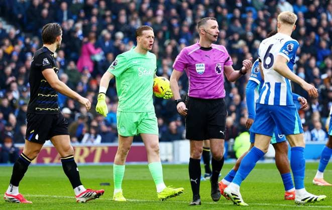 Jordan Pickford of Everton shouts at Jan Paul van Hecke of Brighton and Hove Albion. Brighton and Hove Albion v Everton, Premier League, Football, American Express Community Stadium, Brighton, UK - 31 Jan 2026Brighton American Express Community Stadi United Kingdom EDITORIAL USE ONLY No use with unauthorised audio, video, data, fixture lists, club league logos or live services. Online in-match use limited to 120 images, no video emulation. No use in betting, games or single club league player publications. Copyright: xJamesxMarsh Shutterstockx 16496734z